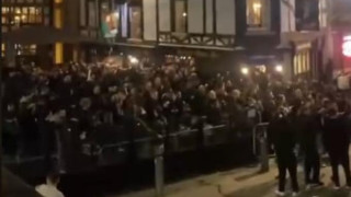 ΠΑΟΚ: Χιλιάδες οπαδοί έκαναν… δεύτερη Τούμπα το κέντρο του Μάντσεστερ!