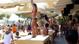 Τρελαμένη Ελληνίδα σε άγριο ξεσάλωμα στη Μύκονο! (video)