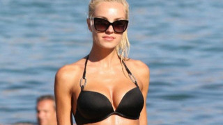 Στην παραλία με μικροσκοπικό μαγιό η Τζούλια Νόβα (pics)