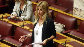 Πέταξε το κοστούμι η Ράπτη, έβαλε το μαγιό και έγινε χαμός!