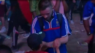 ΕΚΠΛΗΚΤΙΚΟ: Πιτσιρικάς Πορτογάλος παρηγορεί Γάλλο φίλαθλο (vid)