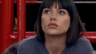 ΤΡΕΛΑΝΕ ΚΟΣΜΟ: Αυτή είναι η κοπέλα που έκλεψε την παράσταση στο ΣΕΦ!