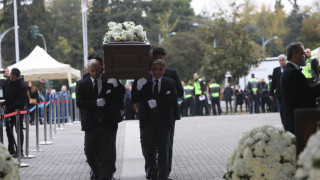 Γιάννης Μπουτάρης: Η στιγμή που η σορός φτάνει στο δημαρχείο