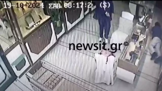 Αττική: Βίντεο-ντοκουμέντο από τη δράση του ληστή με την Porsche που «ξάφριζε» κοσμηματοπωλεία