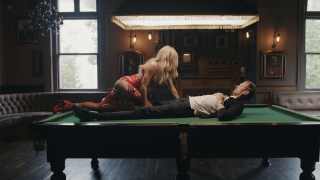 Ο Κράουτς στο μπιλιάρδο μαζί με την εκρηκτική  ﻿Άμπιγκεϊλ Κλάνσι