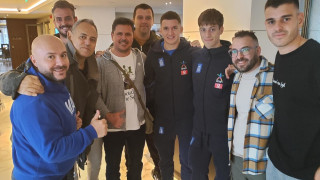 Το team του Van Road Trip Experience 4 με τους παίκτες της Εθνικής Ελλάδος