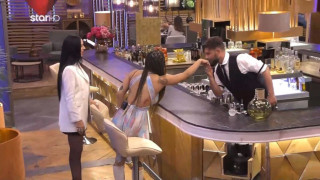 First Dates: Η Κασσάνδρα «έπαιξε» με τον μπάρμπαν όσο περίμενε το... ραντεβού της