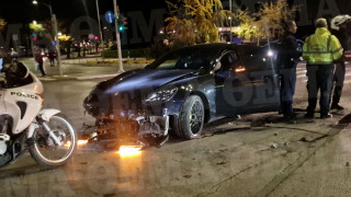 Θεσσαλονίκη: Porsche «καρφώθηκε» σε κολονάκια μετά από τρελή πορεία