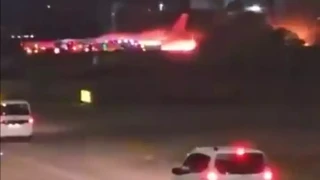 Τουρκία: Στις φλόγες ο κινητήρας επιβατικού αεροσκάφους ρωσικής κατασκευής μετά την προσγείωσή του