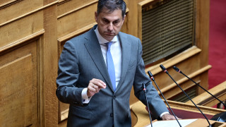 Θεοχάρης κατά Καρυπίδη: «Κανείς δεν μπορεί να απειλεί τον πρωθυπουργό»