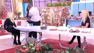 Ο Γκουντάρας φίλησε στο στόμα την Κατερίνα Ζαρίφη μπροστά στη Ναταλί Κάκκαβα