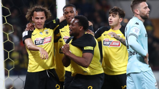 Οπαδοί της ΑΕΚ υποδέχθηκαν τον Αλμέιδα και τους παίκτες στη Λαμία