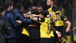 Αγκαλιά στήριξης των παικτών της ΑΕΚ σε Αλμέιδα μετά το γκολ του Μουκουντί