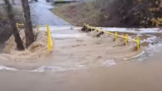 Κακοκαιρία Bora: Υπερχείλισε το φράγμα της Θέρμης στη Θεσσαλονίκη