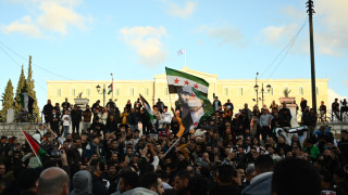 Αθήνα: Πανηγυρισμοί Σύρων στο Σύνταγμα-Γιορτάζουν την πτώση Άσαντ (pics)