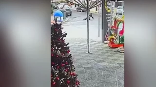 Γλυφάδα: Βίντεο σοκ από τη δολοφονία ενός Τούρκου-Τον γαζώνει ο διώκτης του (vid)