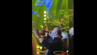 «Σόου» Ηλιόπουλου δίπλα στην Πέγκυ Ζήνα: Βροχή τα πανέρια στο ζεϊμπέκικο