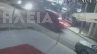 Πύργος Ηλείας: Η στιγμή της σφοδρής σύγκρουσης δύο αυτοκινήτων στο κέντρο