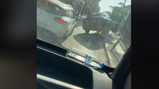 Χαλαρός οδηγός πάρκαρε πάνω σε... κολωνάκι