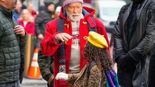 Αγνώριστος o Άρνολντ Σβαρτσενέργκερ-Με άσπρη γενειάδα και ως Άγιος Βασίλης (vid)