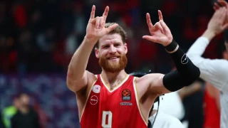 Ολυμπιακός: Ο Βεζένκοφ «έβγαζε» φωτιές, ο Τόμας ήταν... Γουόκαπ και ο Coach B χαμογελάει ξανά