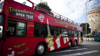 Θεσσαλονίκη: Ομάδα από το «Νο Βorder» έγραψε συνθήματα σε λεωφορείο