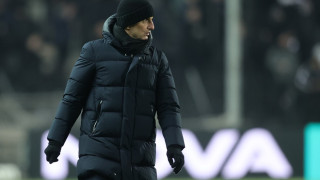 O Λουτσέσκου φιλά έναν έναν τους παίκτες του πριν πάει.. στην εξορία του