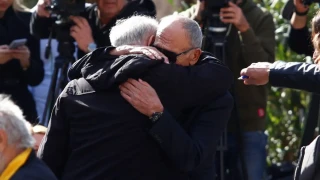 Κηδεία Χαρδαβέλλα: Αγκαλιασμένοι και δακρυσμένοι Λιάνης και Δημαράς