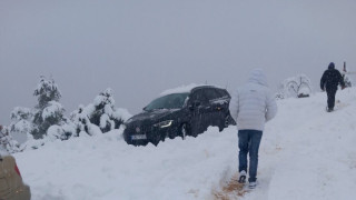 Πιερία: «Κόλλησαν» πέντε αυτοκίνητα λόγω χιονόπτωσης σε καταφύγιο στον Όλυμπο