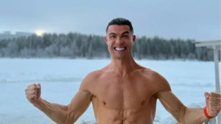Κερδίζει και το κρύο ο Ρονάλντο: Πόζαρε χωρίς ρούχα στη Λαπωνία!