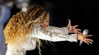 Εμφάνιση υπερθέαμα της Beyoncé, σαν βασίλισσα του ροντέο, στο ημίχρονο του NFL