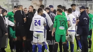 Απίστευτο σκηνικό: Διαιτητής ακύρωσε γκολ με χρήση κινητού αντί VAR!