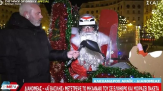 Θεσσαλονίκη: Διανομέας «Άι Βασίλης» μετέτρεψε το μηχανάκι του σε έλκηθρο και μοιράζει πακέτα