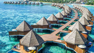 Ο 25χρονος εργοδότης που δίνει δώρα στους εργαζόμενους αξίας 24.000 ευρώ και ταξίδι στις Μαλδίβες