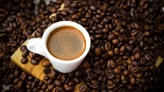 «Πικρός» ο καφές: Πού οφείλεται και πού θα φτάσει η ραγδαία αύξηση της τιμής του