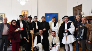 Πρωτοχρονιάτικα κάλαντα στο ΥΜΑΘ και ευχές από τον Γκιουλέκα για το 2025