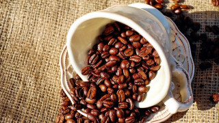 Ακρίβεια: Νέα αύξηση τιμών σε καφέ και κακάο το 2025