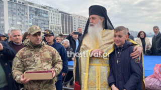 «Πήγα για την ευλογία και για να γίνει καλά ο παππούς μου» λέει ο 11χρονος που έπιασε τον σταυρό
