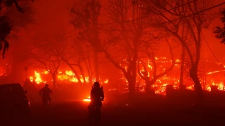 Εικόνες αποκάλυψης από τις ανεξέλεγκτες φωτιές στο Λος Άντζελες