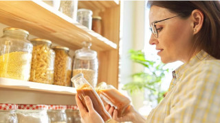 Ύποπτα για ογκογένεση αυτά τα τρόφιμα – «Θρέφουν» τα καρκινικά κύτταρα και δεν λείπουν από κανένα ντουλάπι