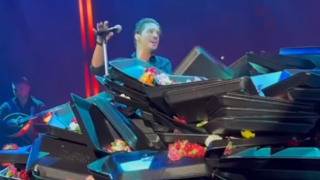 Χάθηκε...ξανά από τα λουλούδια ο Νίκος Οικονομόπουλος