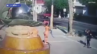 Γυναίκα φωτογραφήθηκε γυμνή πάνω σε άγαλμα-«Η γύμνια δεν είναι αδίκημα»