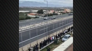 Ρομά στήνουν κόντρες με «πειραγμένα» αγροτικά στην Εθνική Οδό Αθηνών - Κορίνθου