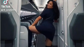 Αεροσυνοδός προσλήφθηκε, έκανε twerking σε αεροπλάνο και... απολύθηκε