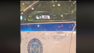 Αστυνομικός έπαιζε «φρουτάκια» στο περιπολικό σε ώρα υπηρεσίας - Χαμός στο Tik Tok