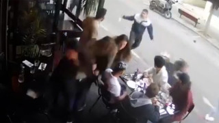 Ισραήλ: Η στιγμή της επίθεσης του 19χρονου Παλαιστίνιου σε θαμώνες καφετέριας