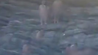 Αχόρταγοι… Έκαναν όργιο γυμνοί σε δημόσια θέα πάνω σε βράχους