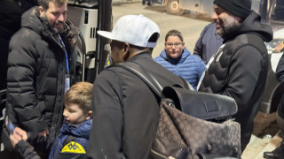 Φωτογραφίες: Νεαροί φίλοι του Άρη έβγαλαν selfies με παίκτες του ΠΑΟΚ