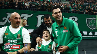 Παναθηναϊκός: Ο Γιάννης Παπαστεφανάκης παρέλαβε μια υπογεγραμμένη φανέλα από τον Κώστα Σλούκα και αποθεώθηκε