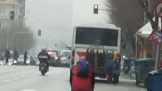 Θεσσαλονίκη: Νεαροί κρεμάστηκαν πίσω από αστικό!